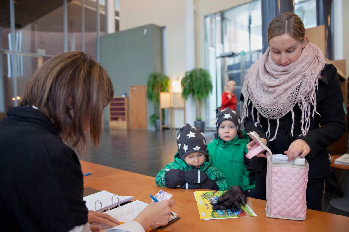 Perhe saapui seurakuntavaalien äänestyspaikalle Aitolahden kirkolle isänpäivänä 2014.